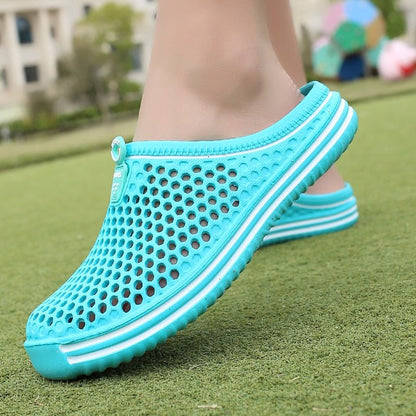 Türkise Gartenschuhe aus Kunststoff, atmungsaktiv, rutschfest, ideal für Sommeraktivitäten.