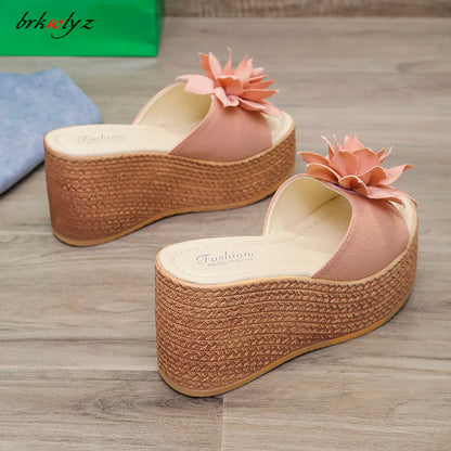Damen Plateau-Sandalen, rosa, Blumen-Dekor, geflochtene Sohle, Sommermode, bequem.
