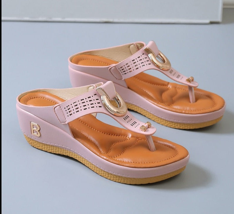 Damen Sandalen Keilabsatz rosa Leder, Sommerschuhe mit goldener Schnalle, bequem und modisch.