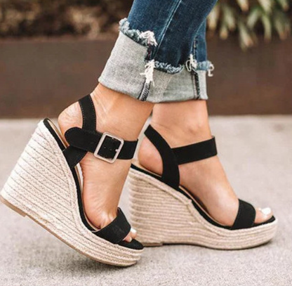 Schwarze Keilsandalen mit Bastsohle, Damenmode, Sommer, Jeans, Outdoor, bequem, elegant.