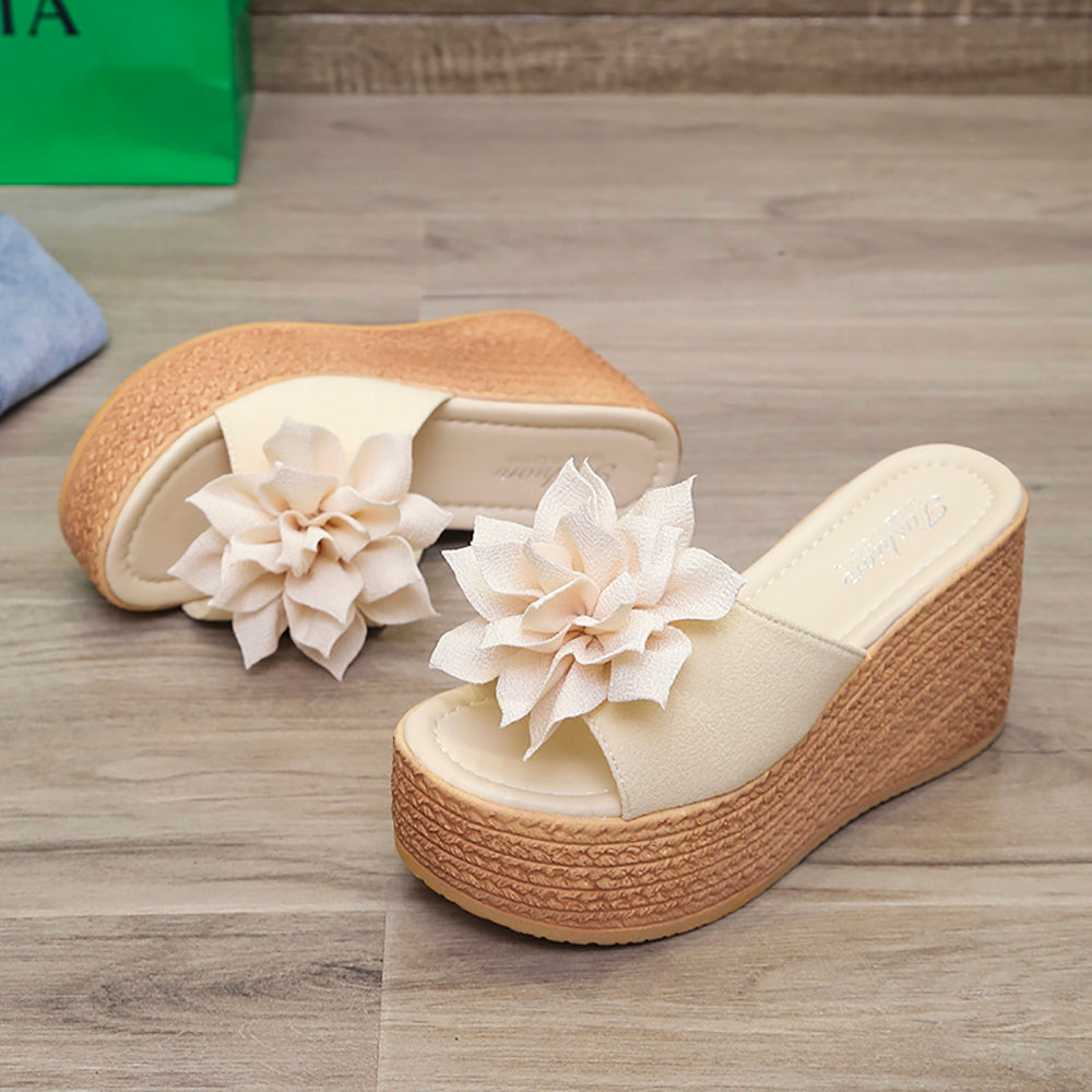 Beige Damen Keilsandalen mit Blumenapplikation, Plateauabsatz, Sommermode, bequem, elegant.