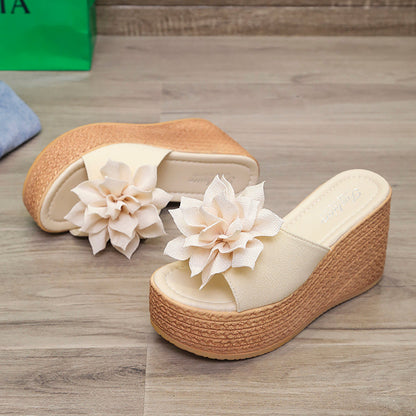 Beige Damen Keilsandalen mit Blumenapplikation, Plateauabsatz, Sommermode, bequem, elegant.