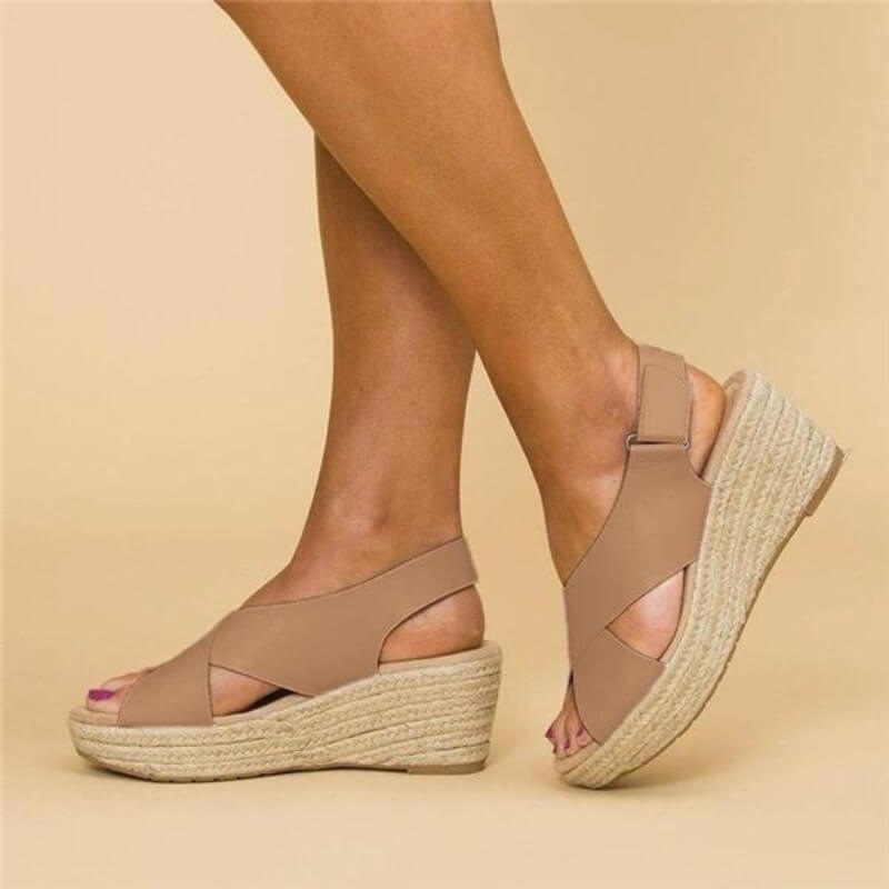 Braune Damen-Sandalen mit Keilabsatz, Lederoptik, Sommerschuhe, bequem, modisch.