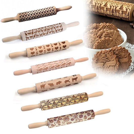 Geprägte Teigroller aus Holz mit Mustern, ideal für Weihnachtsplätzchen und Backen.