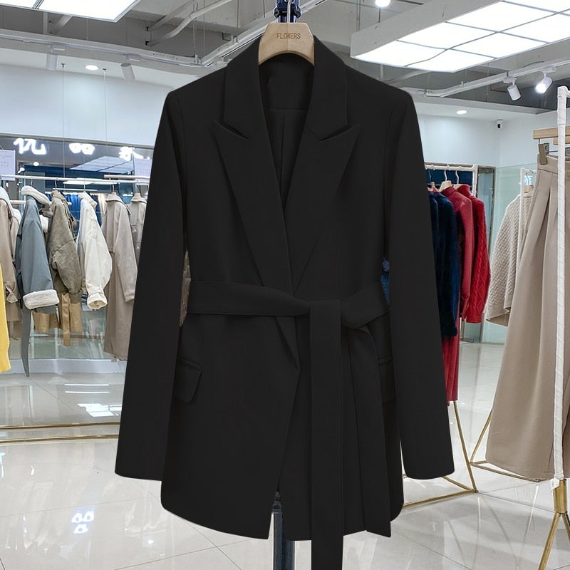 Schwarzer Damenblazer mit Gürtel, elegantes Design, ideal für Büro und Business-Outfits.