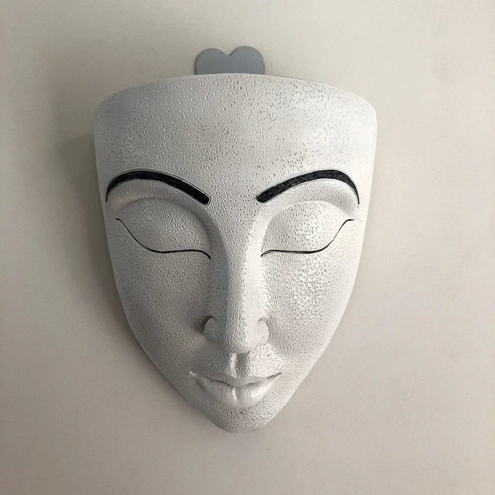 Weiße Wandmaske aus Keramik, Gesichtsskulptur, moderne Dekoration, minimalistisch.
