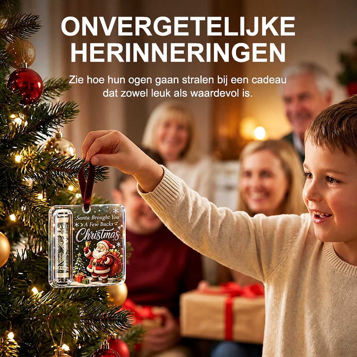 En pojke hänger hållaren i ett sammetsband på granen medan familjen i bakgrunden ser på. 5