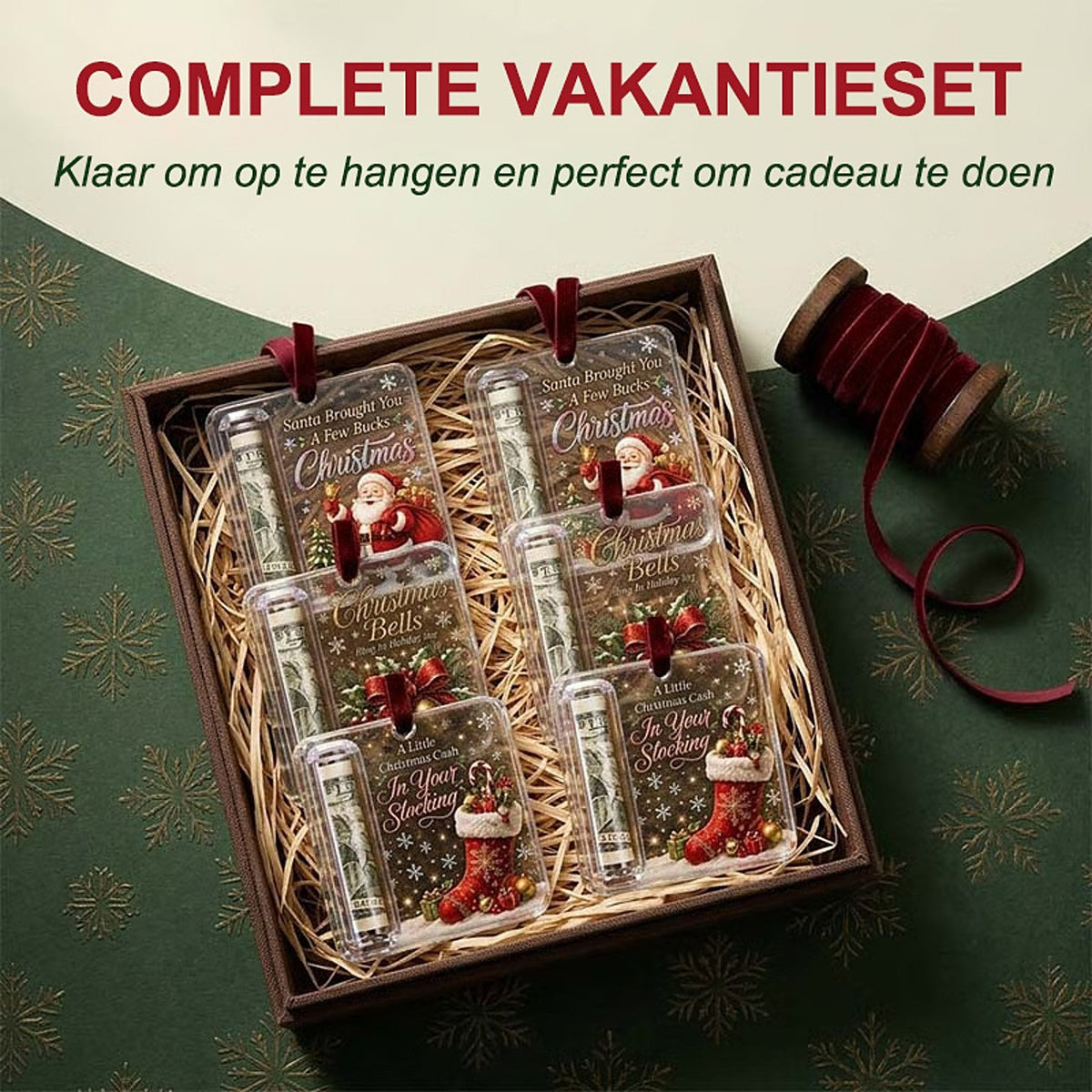 Presentask med halm där sex olika hållare ligger bredvid en rulle röd sammetsband på grön bakgrund. 7