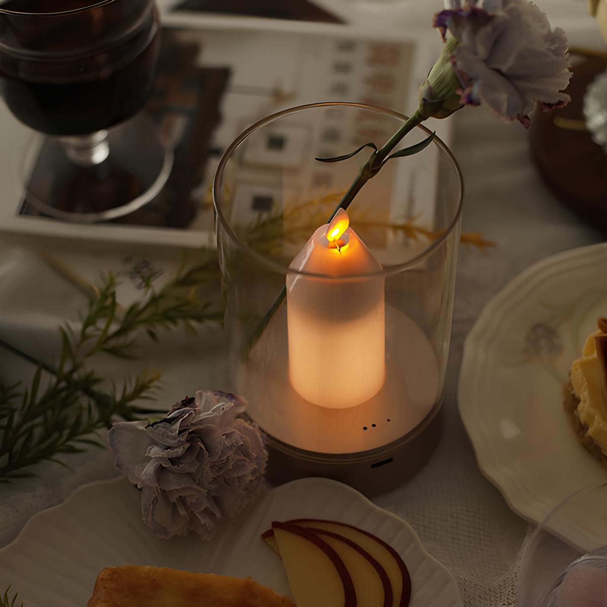 Glaswindlicht mit LED-Kerze und Nelke, stimmungsvolle Tischdekoration, romantisches Ambiente.