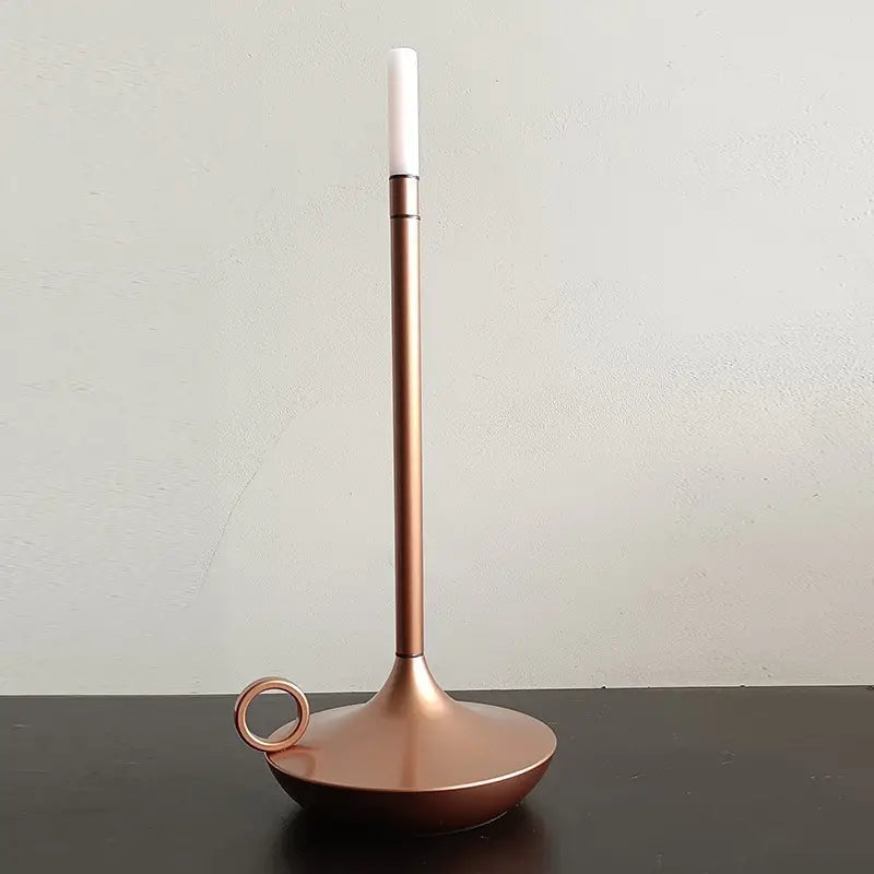 Moderner Kupfer-Kerzenhalter mit Ringgriff, minimalistisches Design, Tischdekoration.