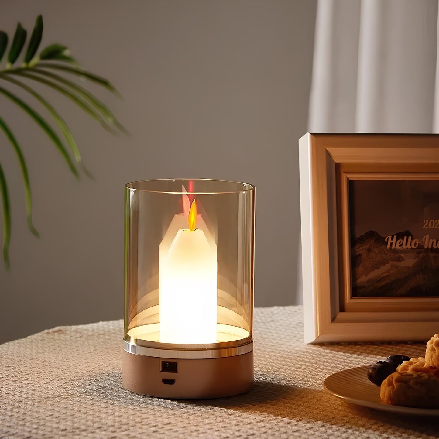 Moderne LED-Kerze in Glaszylinder, warmweißes Licht, dekorative Tischbeleuchtung.