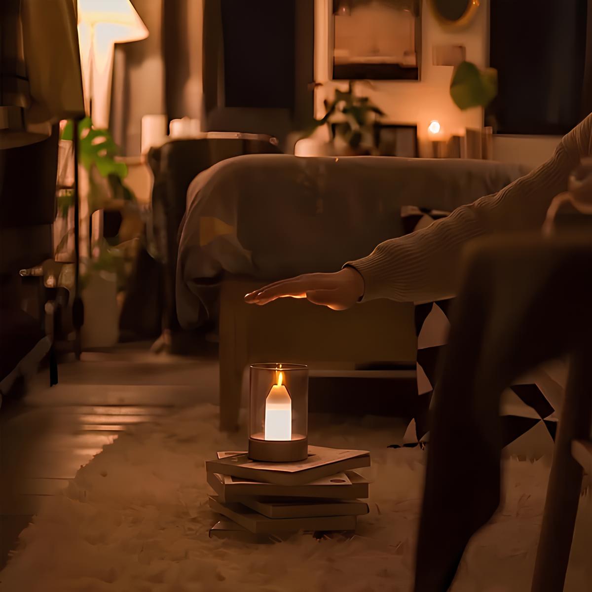 Gemütliches Wohnzimmer mit Kerzenlicht, Bücherstapel, weicher Teppich, entspannte Atmosphäre.