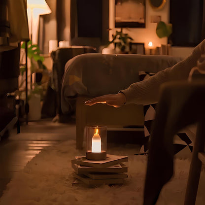 Gemütliches Wohnzimmer mit Kerzenlicht, Bücherstapel, weicher Teppich, entspannte Atmosphäre.