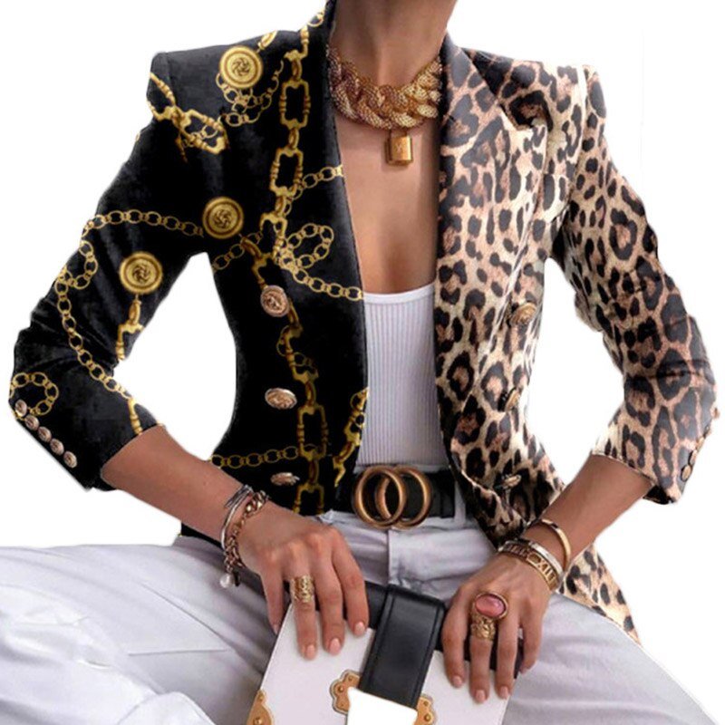 Damenblazer mit Leopardenmuster und Kettendruck, modisch, elegant, auffällig.