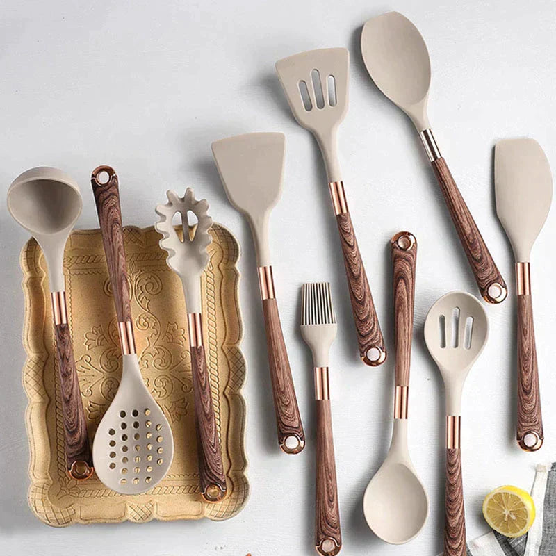 Modernes Küchengeschirr-Set aus Silikon und Holz, lebensmittelecht, elegant, beige.