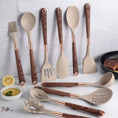 Modernes Küchengerät-Set aus Silikon und Holz, lebensmittelecht, elegant, beige und braun.