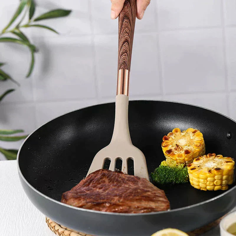 Moderne Silikon-Küchenutensilien mit Holzgriff, Pfanne, Steak, Mais, Brokkoli, stilvoll.