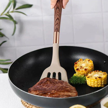 Moderne Silikon-Küchenutensilien mit Holzgriff, Pfanne, Steak, Mais, Brokkoli, stilvoll.