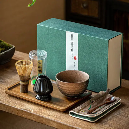 Matcha-Set mit Bambusbesen, Keramikschale, grünem Karton, ideal für Teezeremonien.