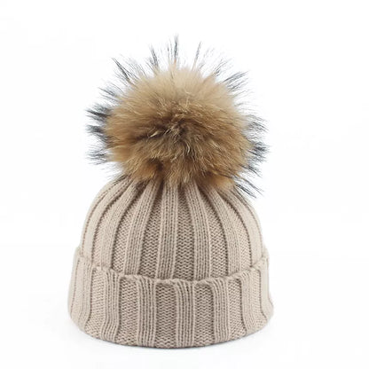 Khaki Strickmütze mit Kunstfellbommel, Wintermode, warm, stilvoll, unisex, Accessoire.