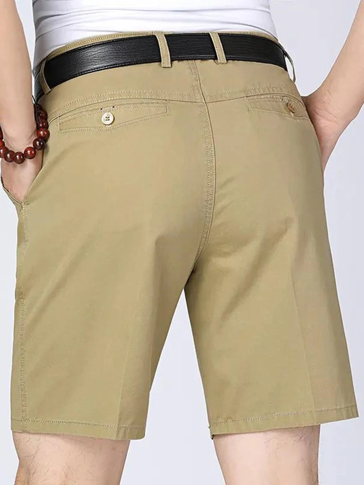 Khaki Herren-Shorts aus Baumwolle, Rückansicht, mit schwarzem Gürtel und Taschen.