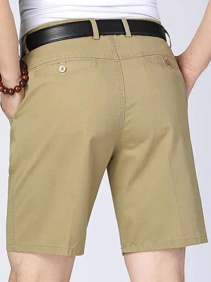 Khaki Herren-Shorts aus Baumwolle, Rückansicht, mit schwarzem Gürtel und Taschen.