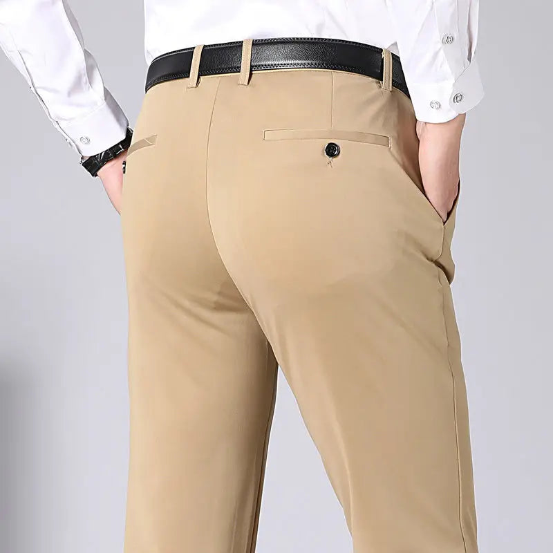 Khakifarbene Herrenhose, Slim Fit, mit schwarzem Ledergürtel, Business-Look, Rückansicht.