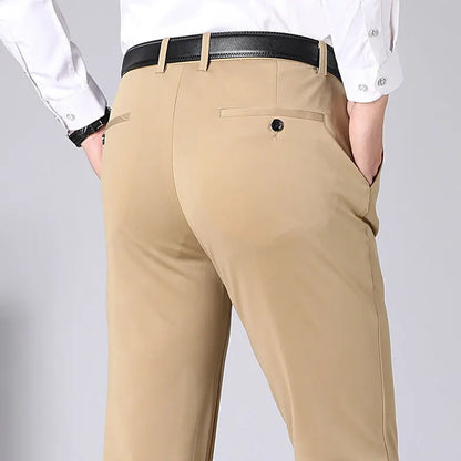 Khakifarbene Herrenhose, Slim Fit, mit schwarzem Ledergürtel, Business-Look, Rückansicht.