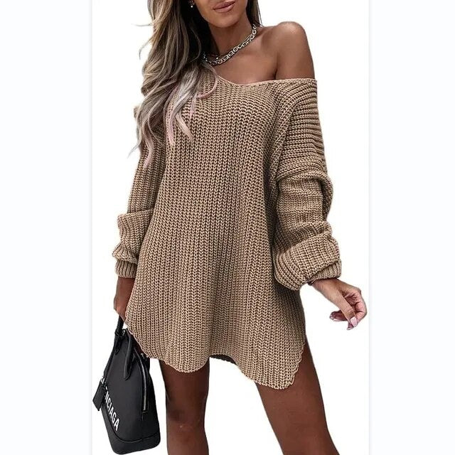 Frau in khaki Strickpullover, schulterfrei, mit schwarzer Tasche, modisch, lässig.