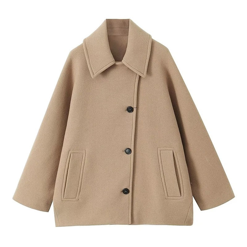 Khakifarbener Wollmantel mit Knöpfen, Damenmode, Herbst-Winter, eleganter Stil.