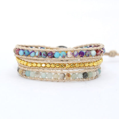 Handgemachtes Boho-Armband, dreireihig, mit bunten Natursteinen und Leder, Vintage-Stil.