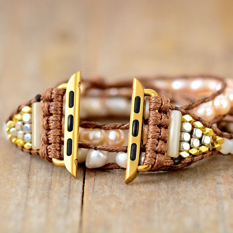 Braunes Armband mit Süßwasserperlen, veganem Seil, goldenen Akzenten, Boho-Stil.