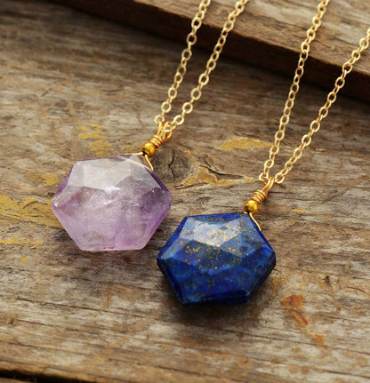 Zwei Hexagon-Anhänger aus Amethyst und Lapislazuli an goldener Kette, Schmuck für Damen.