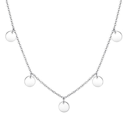 Silberne Halskette mit runden Anhängern, elegantes Schmuckdesign, modisches Accessoire.
