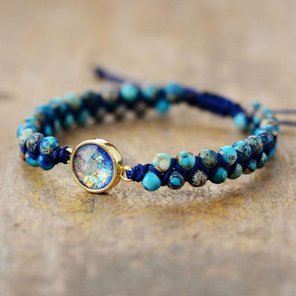 Blaues Meeres-Opal-Armband mit goldener Fassung, handgefertigt, Schmuck, Geschenkidee.