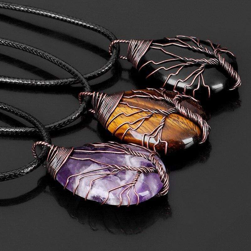 Drei handgemachte Boho-Halsketten mit Obsidian, Tigerauge und Amethyst auf schwarzem Hintergrund.