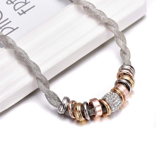 Verflochtene Mode-Halskette, silber-gold, mit Ringen, elegantes Schmuckdesign.