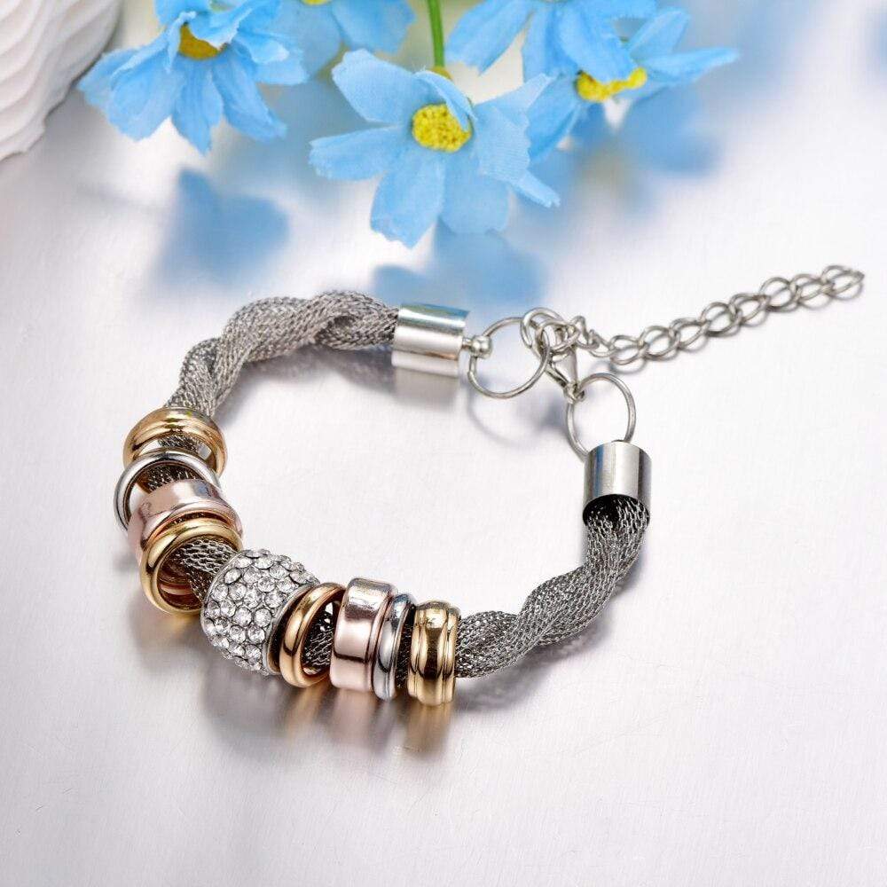 Verflochtenes Modearmband mit Metallringen und Strass, silber-gold, Damenaccessoire.