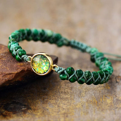 Grünes Opalarmband mit goldener Fassung, handgefertigt, Schmuck, Geschenkidee.
