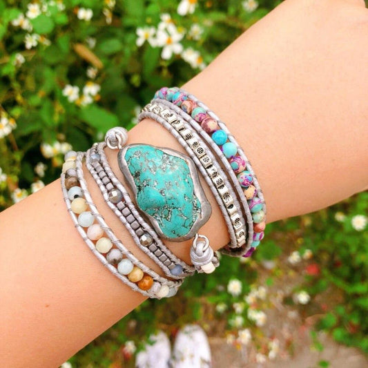 Handgemachtes Boho-Wickelarmband mit türkisfarbenem Kaiserjaspis, mehrfarbigen Perlen, Natur.