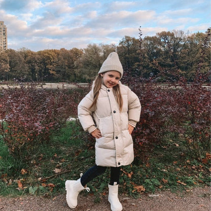 Mädchen in beigem Parka und Mütze, Herbstlandschaft, Kinderbekleidung, Outdoor, warm.