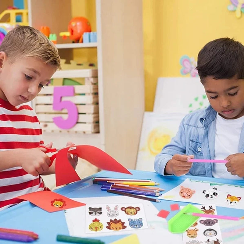 Zwei Kinder basteln mit Papier und Stiften im Klassenzimmer, bunte Tiermotive, kreative Aktivität.