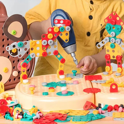Kinderspielzeug Baukasten, bunte Kunststoffteile, Bohrmaschine, kreatives Bauen, Lernspielzeug