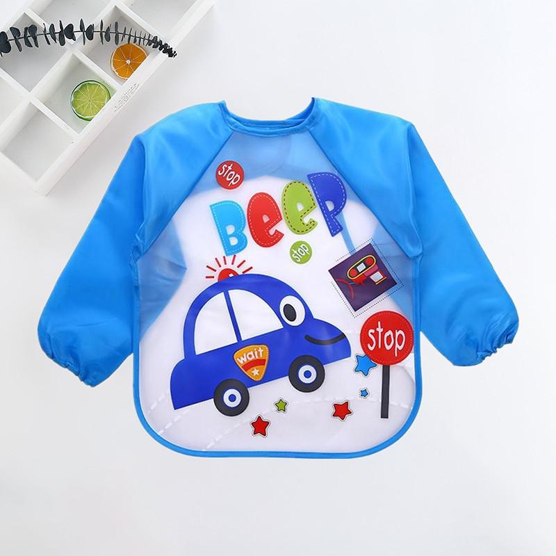 Blauer Kinder-Lätzchen mit Auto-Design, langärmlig, wasserdicht, ideal für Mahlzeiten.