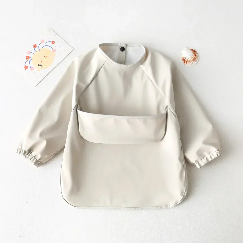 Wasserdichter Baby-Lätzchen mit Ärmeln, beige, abwischbar, ideal für Mahlzeiten und Basteln.