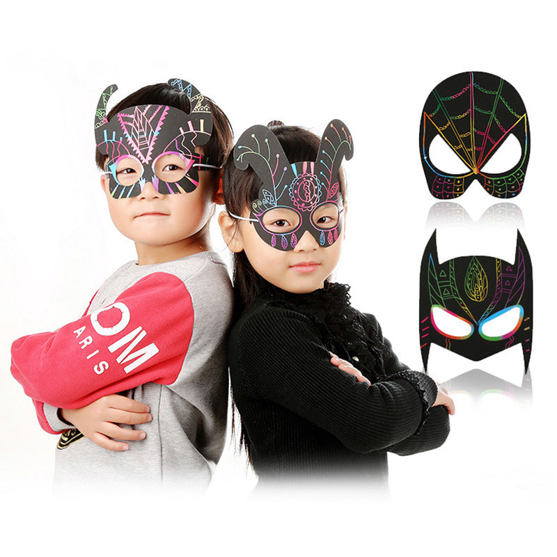 Zwei Kinder mit bunten Tiermasken, schwarze und rote Kleidung, weiße Hintergrund.
