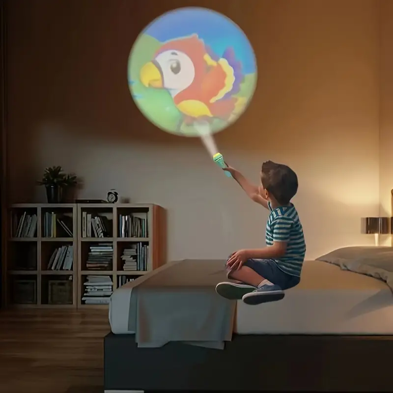 Junge projiziert Papagei mit Taschenlampe im Kinderzimmer, Nachtlicht, Wandprojektion, bunt.