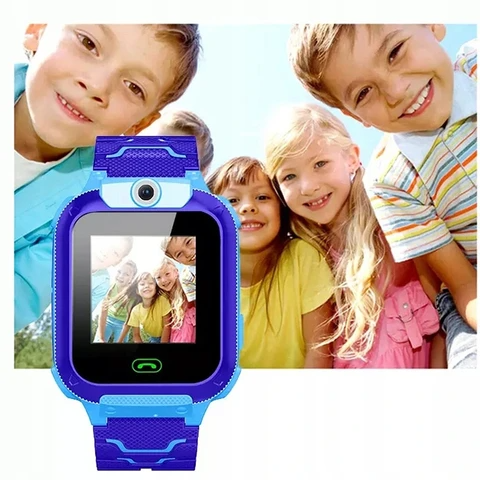 Blaue Kinder-Smartwatch mit Kamera, GPS, Touchscreen, vor fröhlichen Kindern.