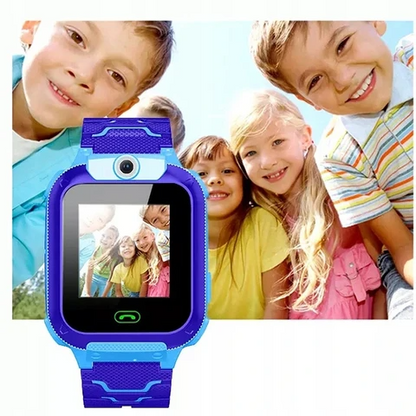 Blaue Kinder-Smartwatch mit Kamera, GPS, Touchscreen, vor fröhlichen Kindern.