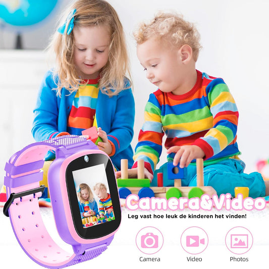 Lila Kinder-Smartwatch mit Kamera, zwei Kinder spielen mit buntem Holzspielzeug im Hintergrund.